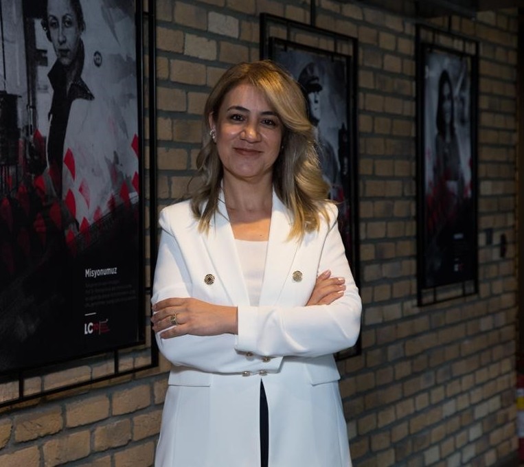 Ebru SİPAHİOĞLU (TÜRKİYE)